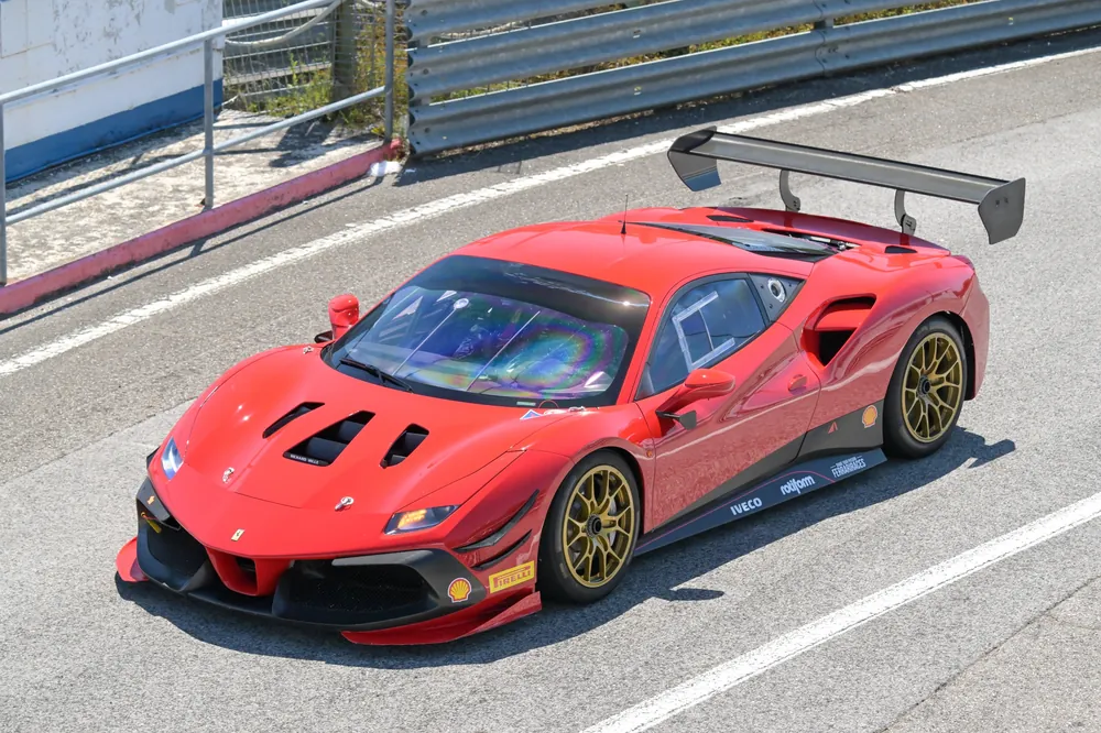 La 488 Challenge Evo sul rettilineo dei box