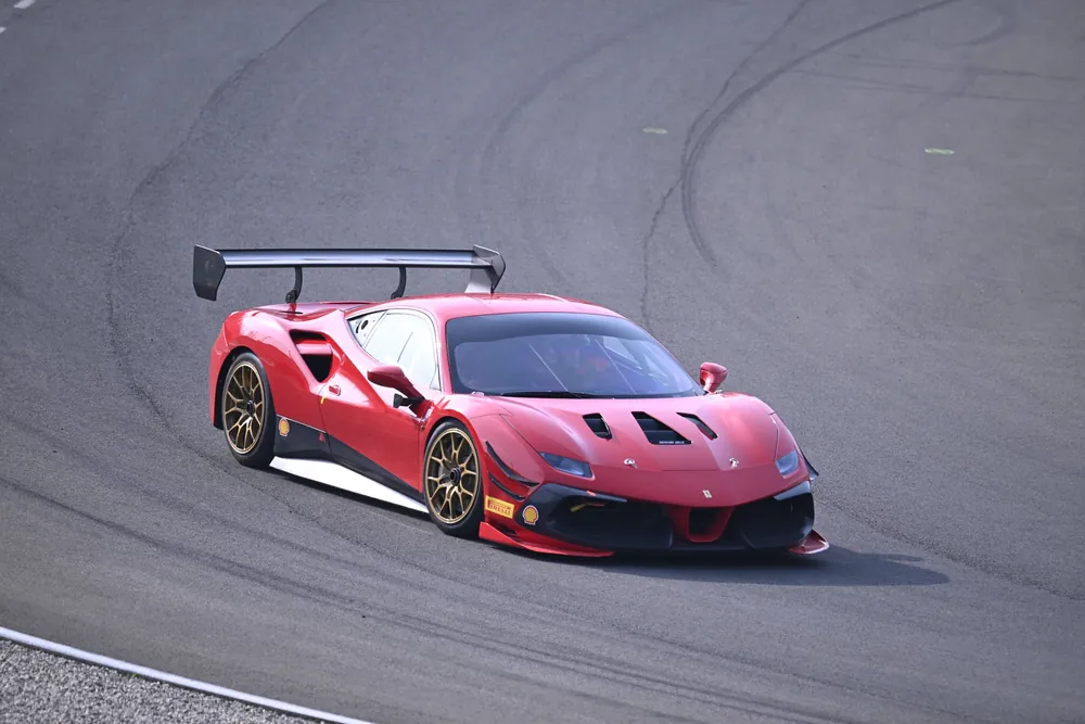 La 488 Challenge Evo in curva