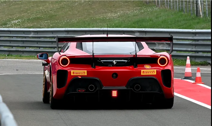La 488 Challenge Evo ferma ai box