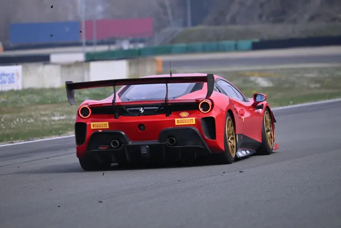 La 488 Challenge Evo in uscita di curva