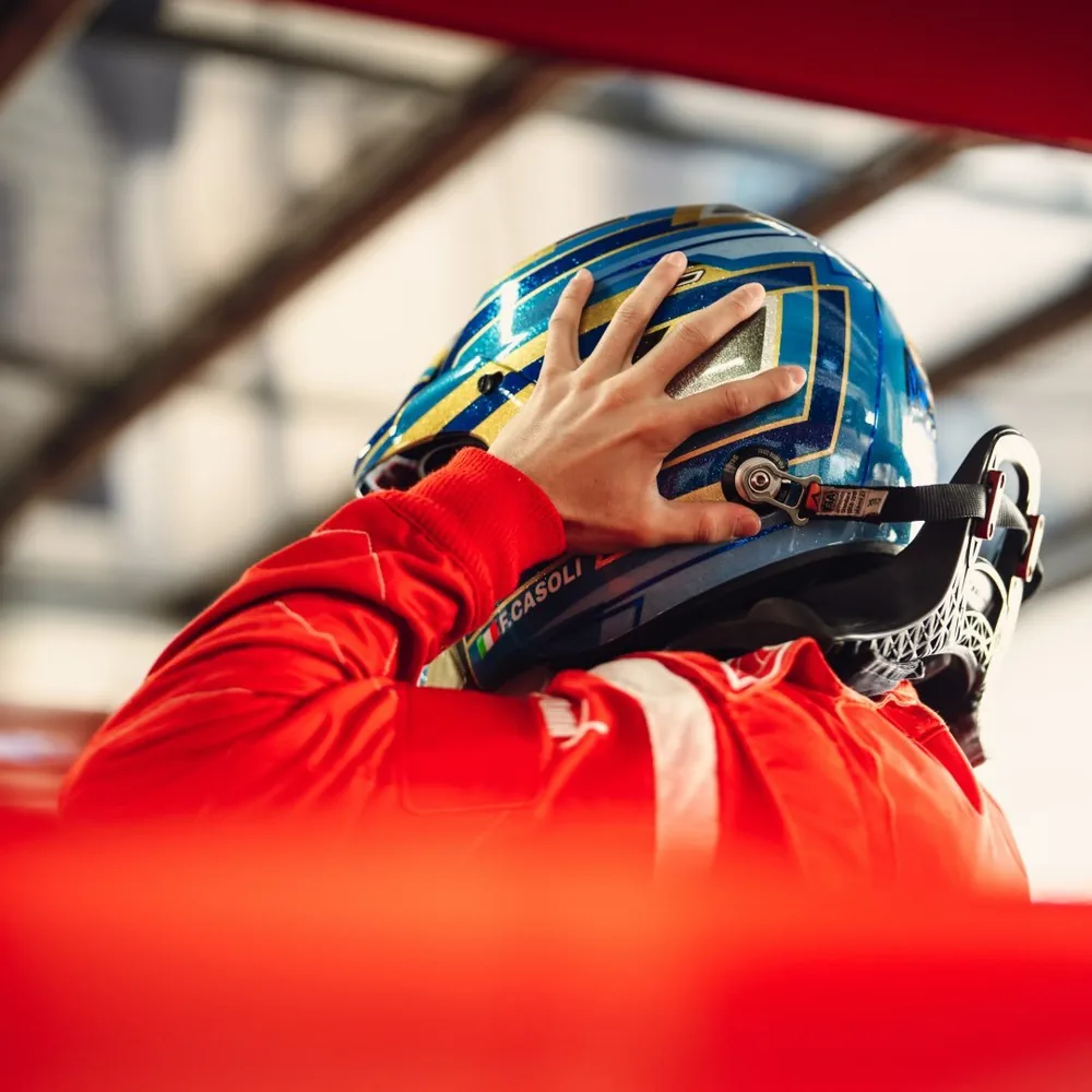 Federico Casoli si sistema il casco prima di scendere in pista